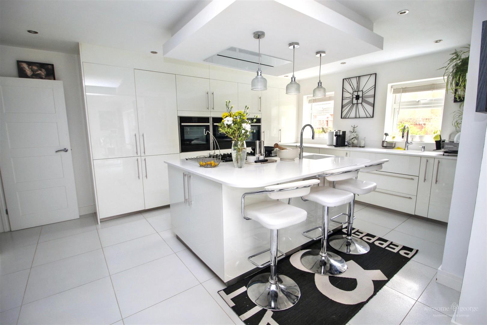 5 bed property in Langley Hill, Reading